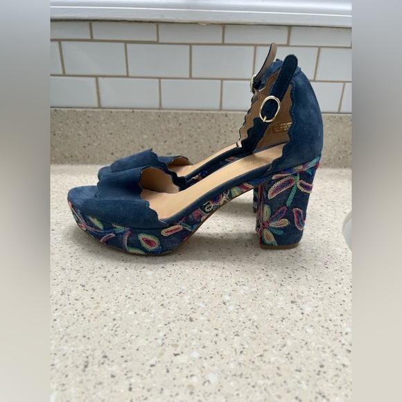 Anthropologie Scalloped Platform Heels (Size 41) - Picture 10 of 16